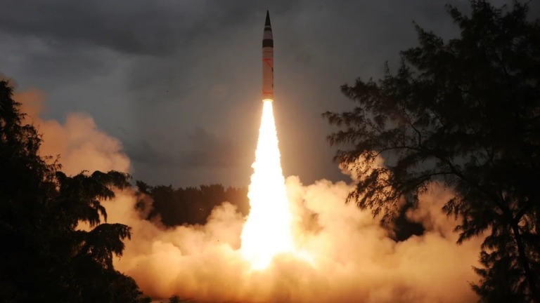 大陸間弾道ミサイル（ＩＣＢＭ）「アグニ５」の発射試験の様子＝２０１３年/Pallava Bagla/Corbis News/Getty Images